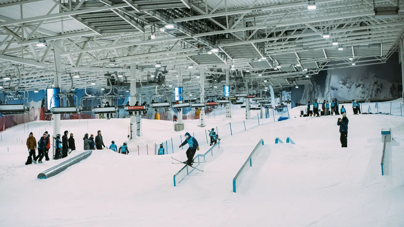 Skibakke med hinder hos SNØ helårsarena.