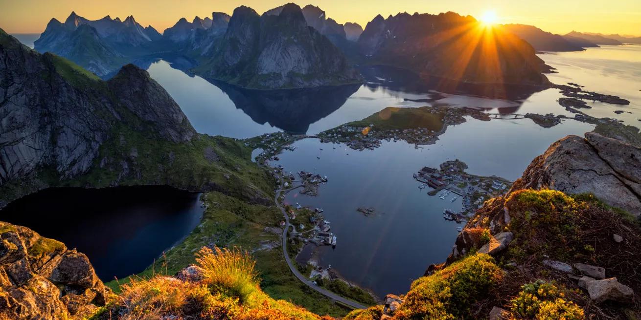 Zee en bergen op de Lofoten bij zonsondergang.